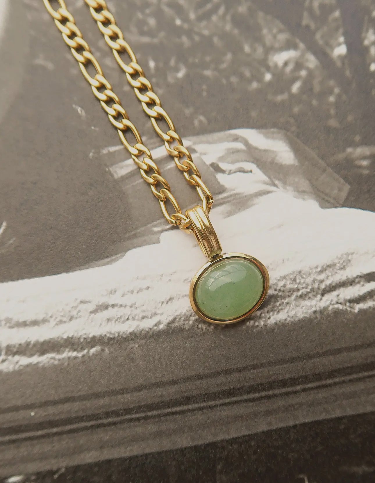 Green stone pendant chain necklace