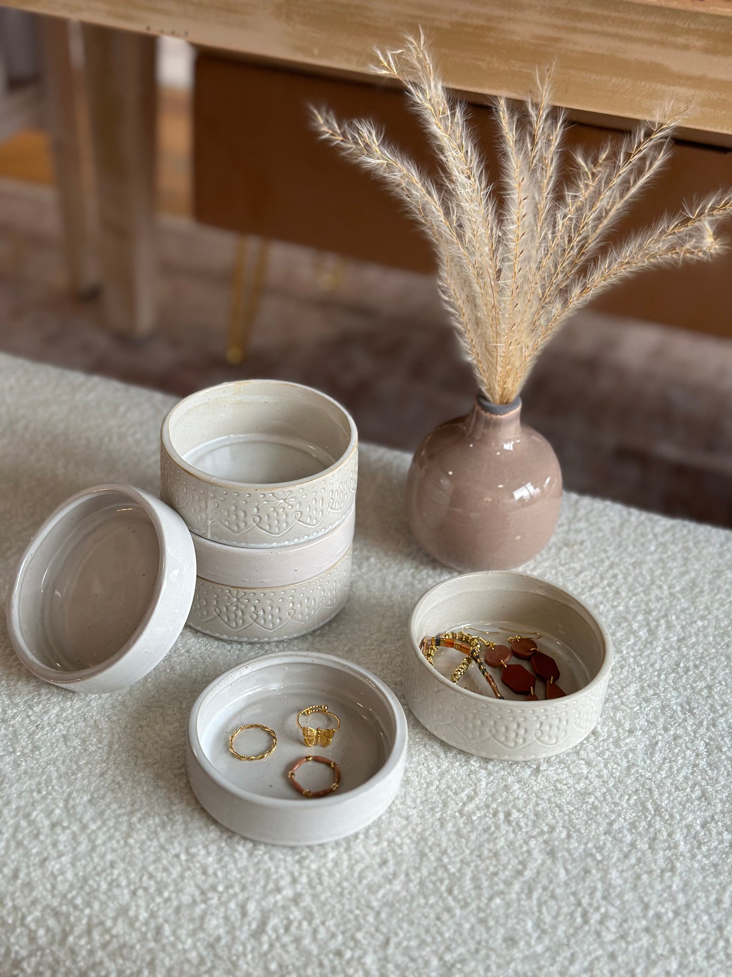 Stoneware stackable dish