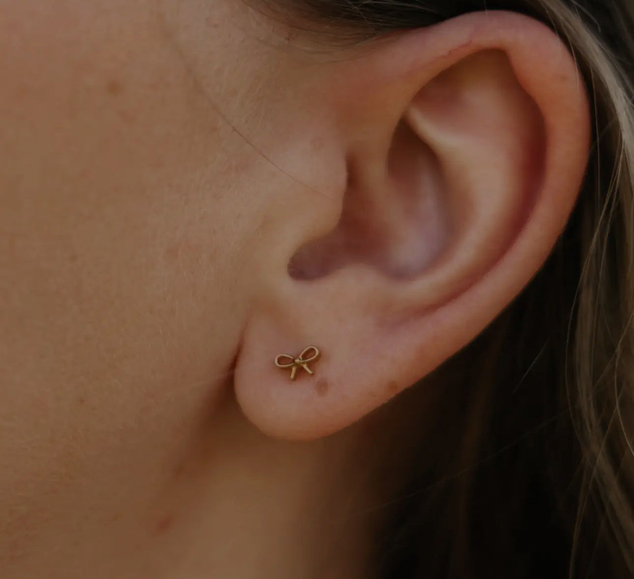 Dainty bow flat back studs