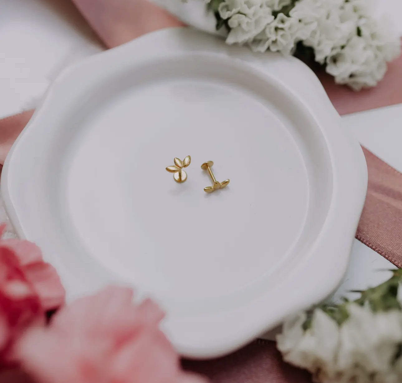 Lotus flat back studs