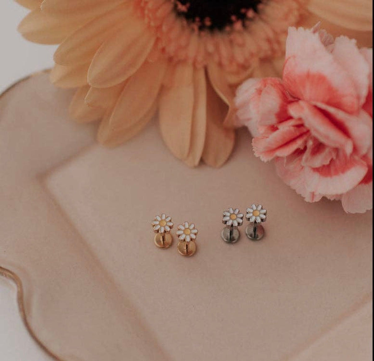 Daisy flatback studs