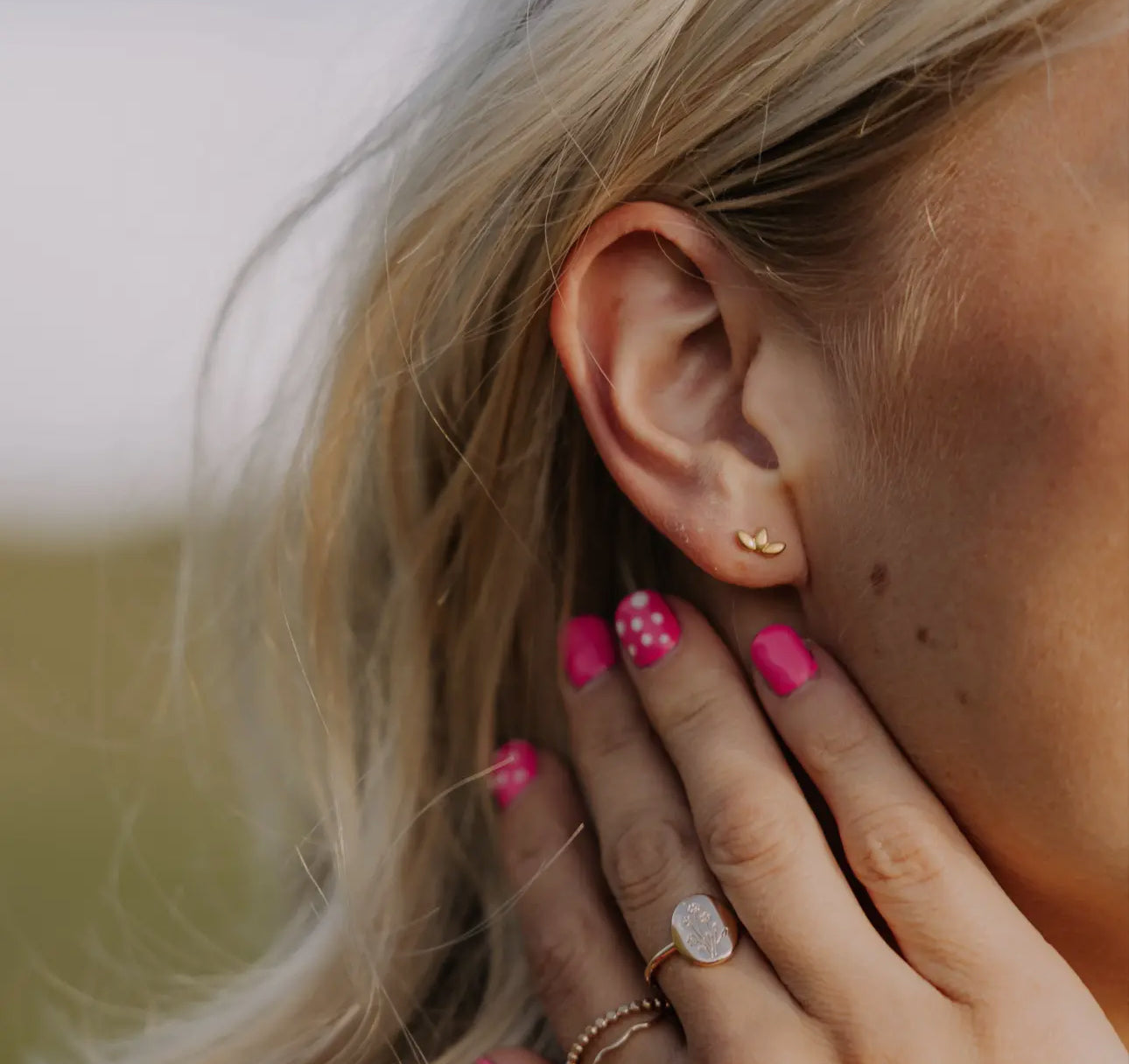 Lotus flat back studs
