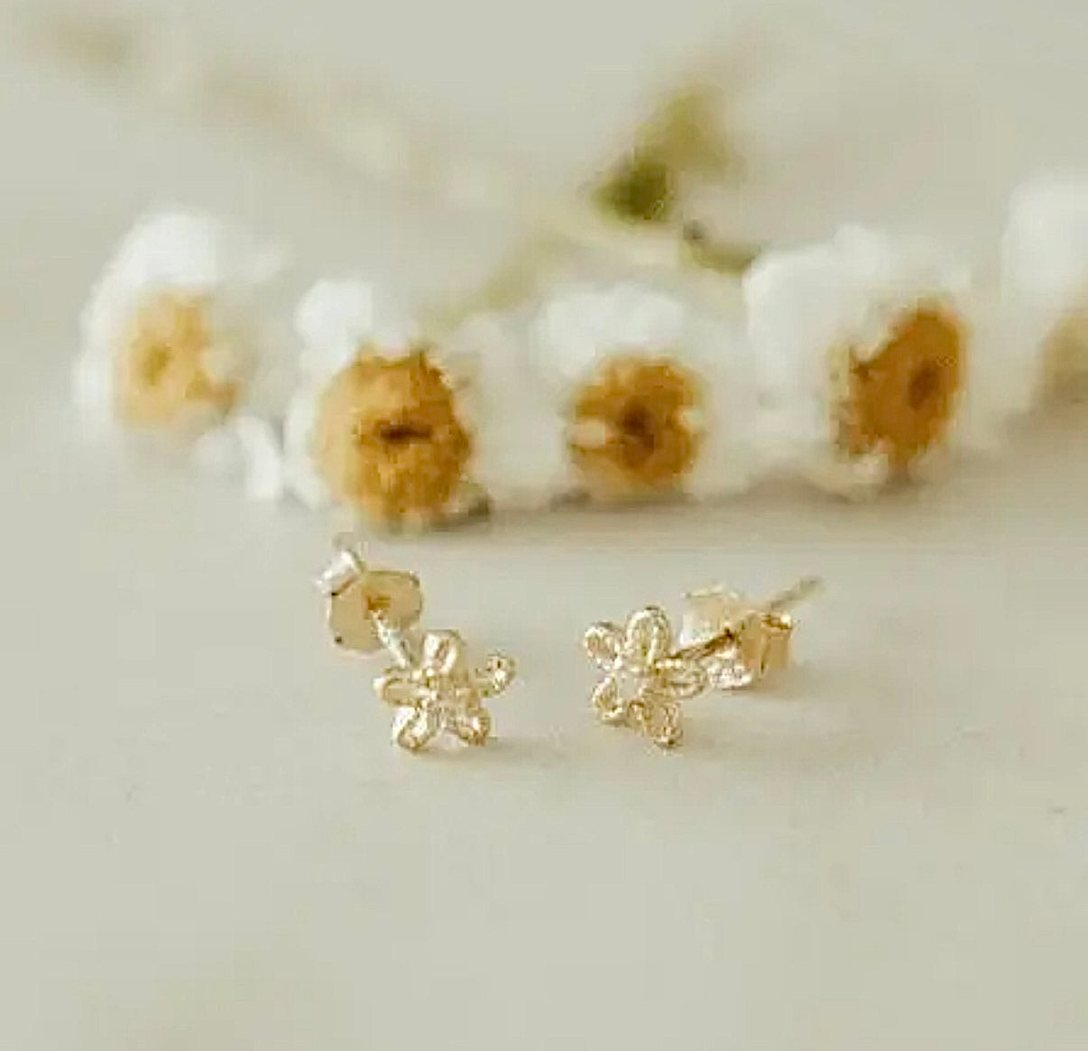 Flower mini studs, gold
