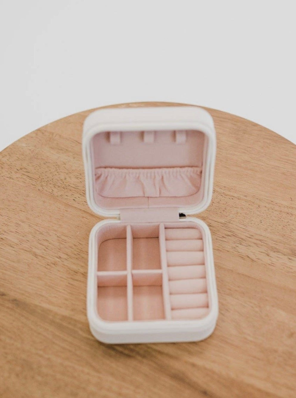 Traveling jewelry case