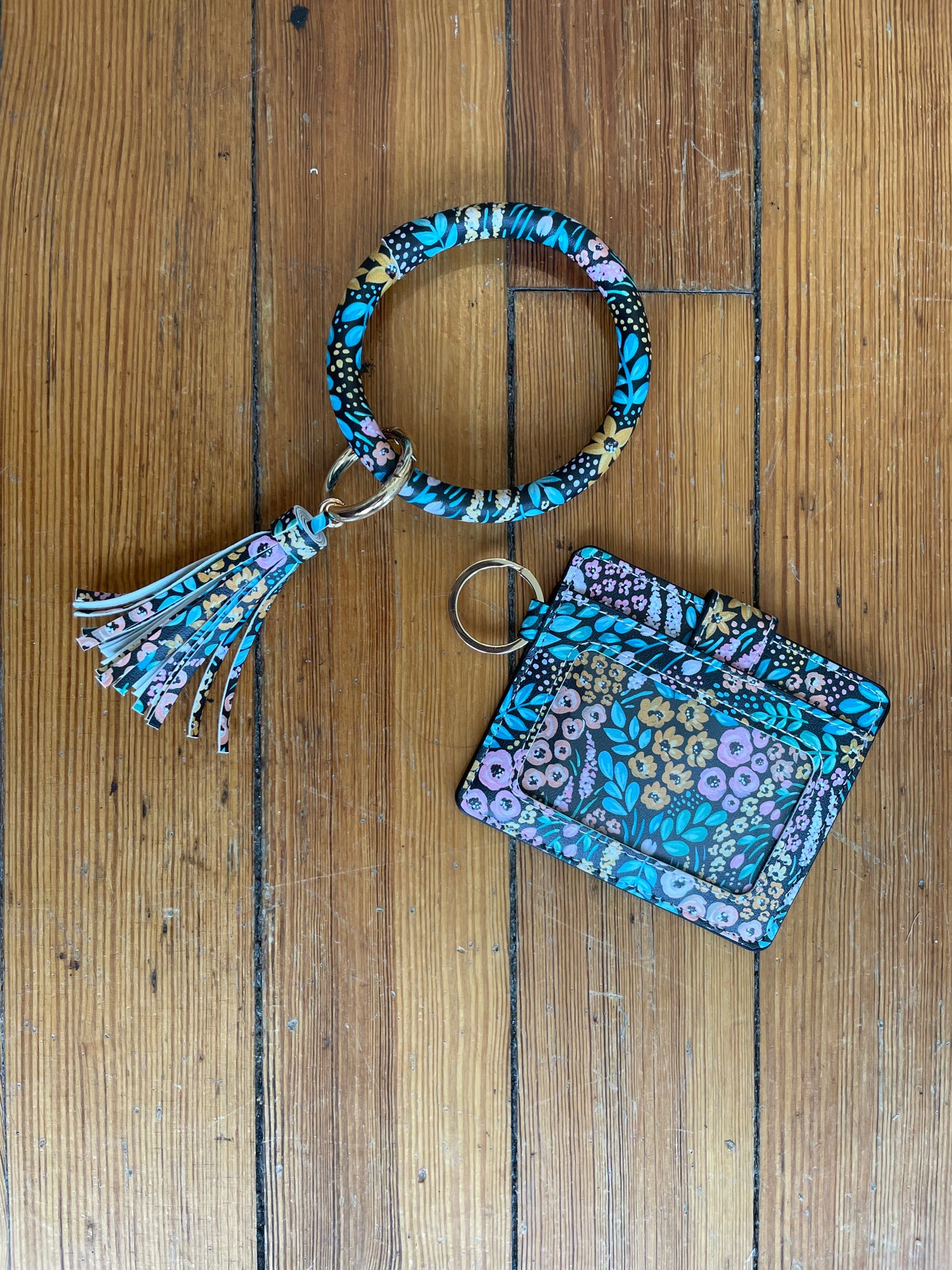 Keyring wristlet