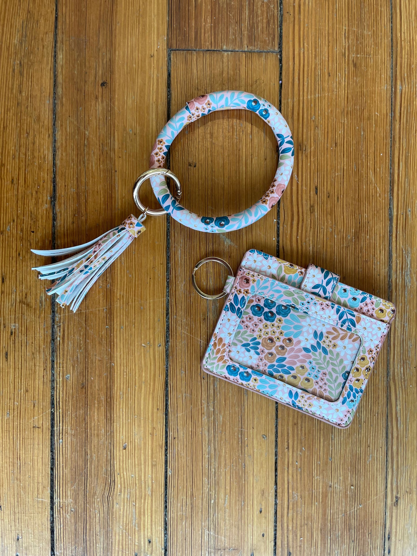 Keyring wristlet