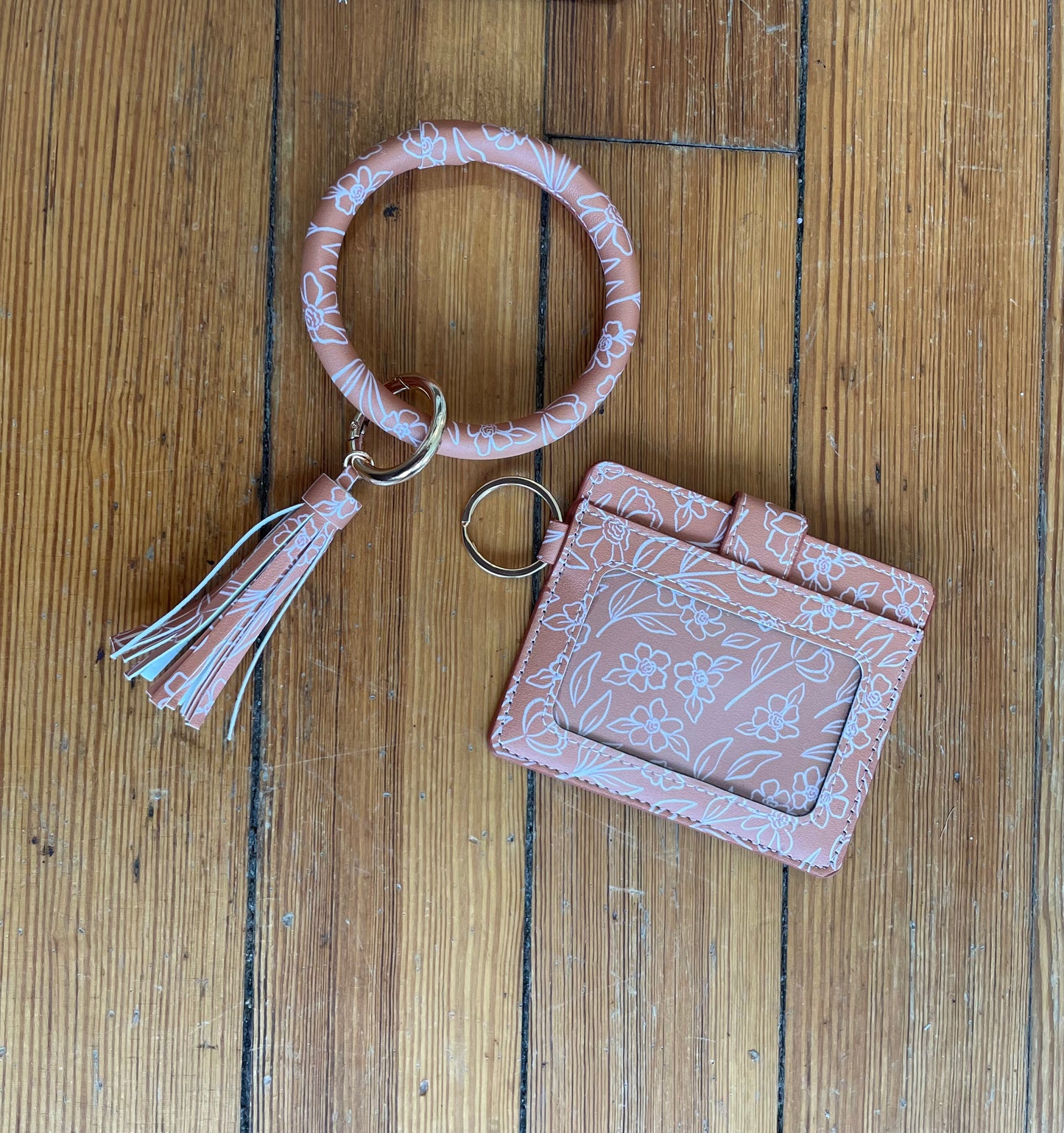 Keyring wristlet