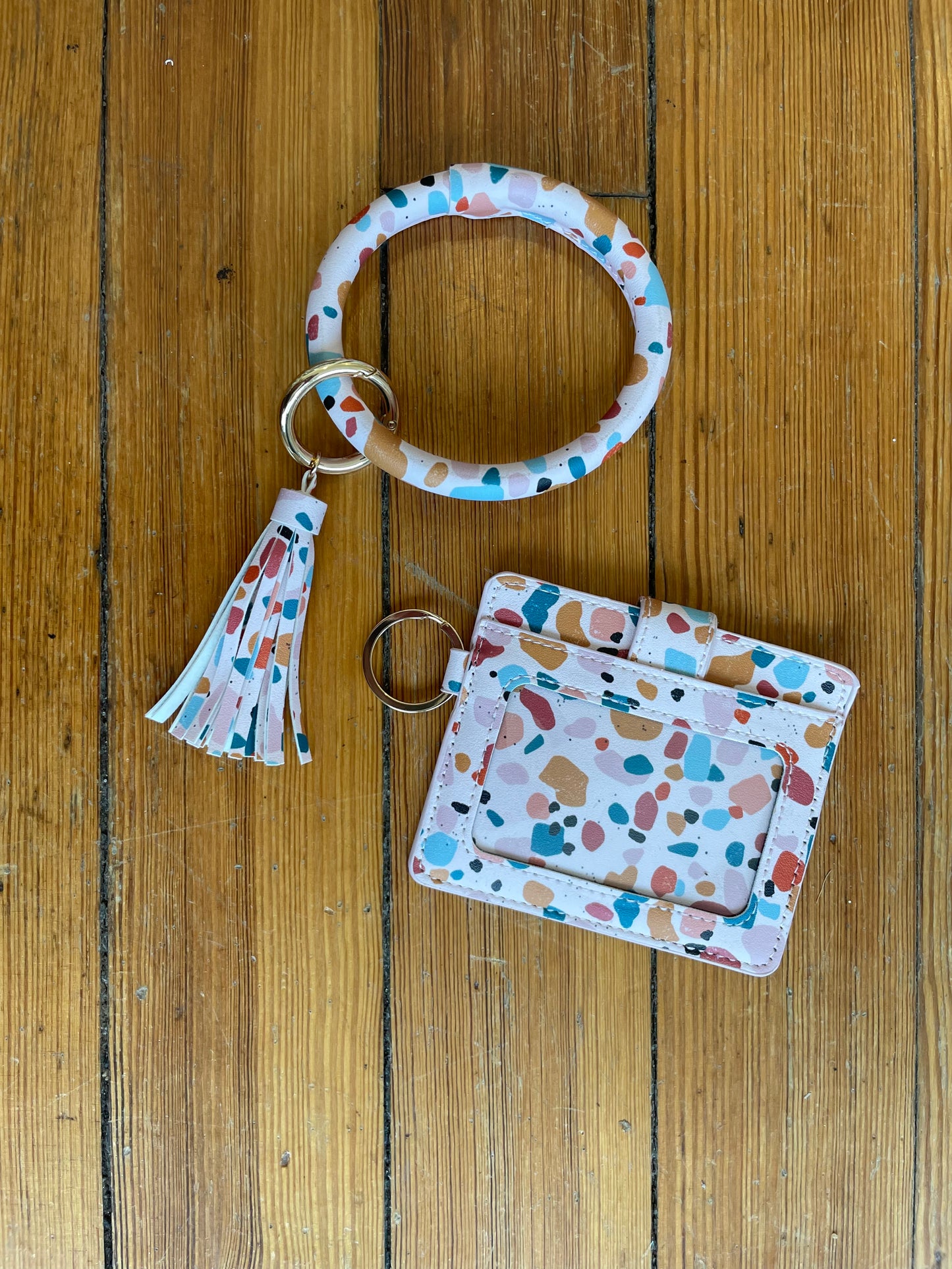 Keyring wristlet