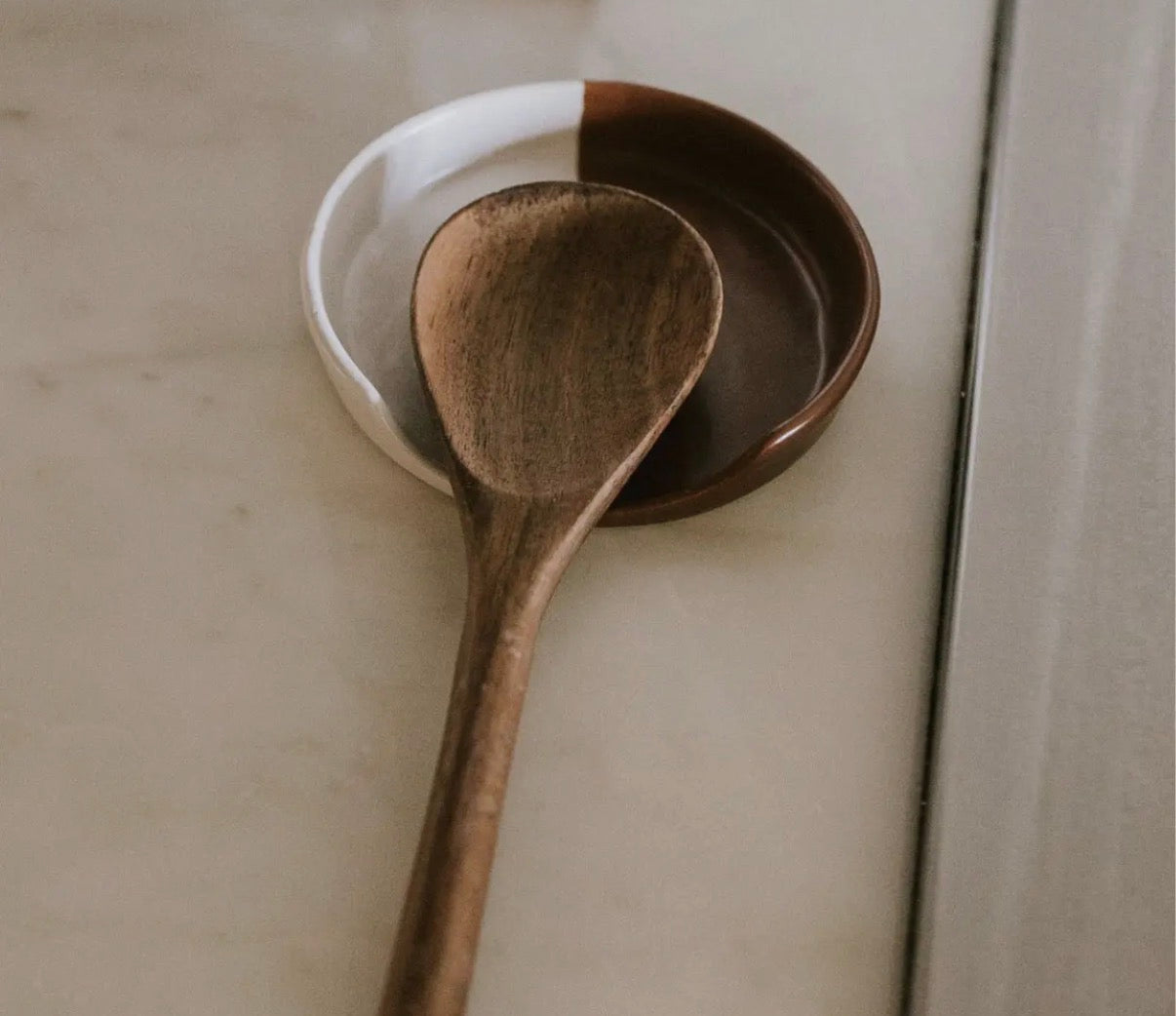 Brown/white spoon rest
