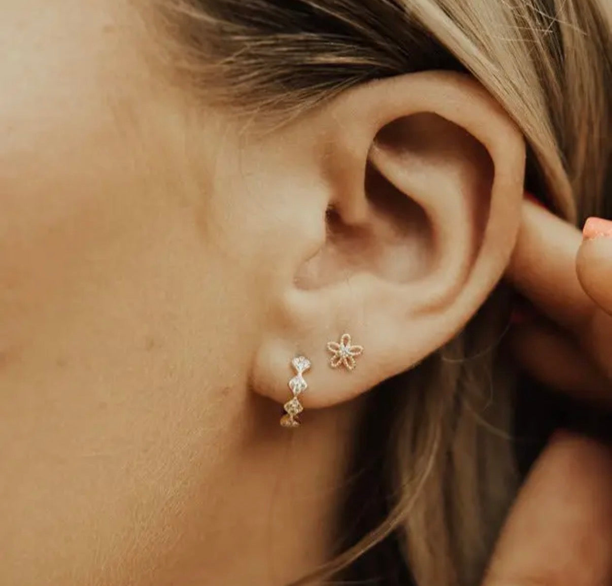 Flower mini studs, gold