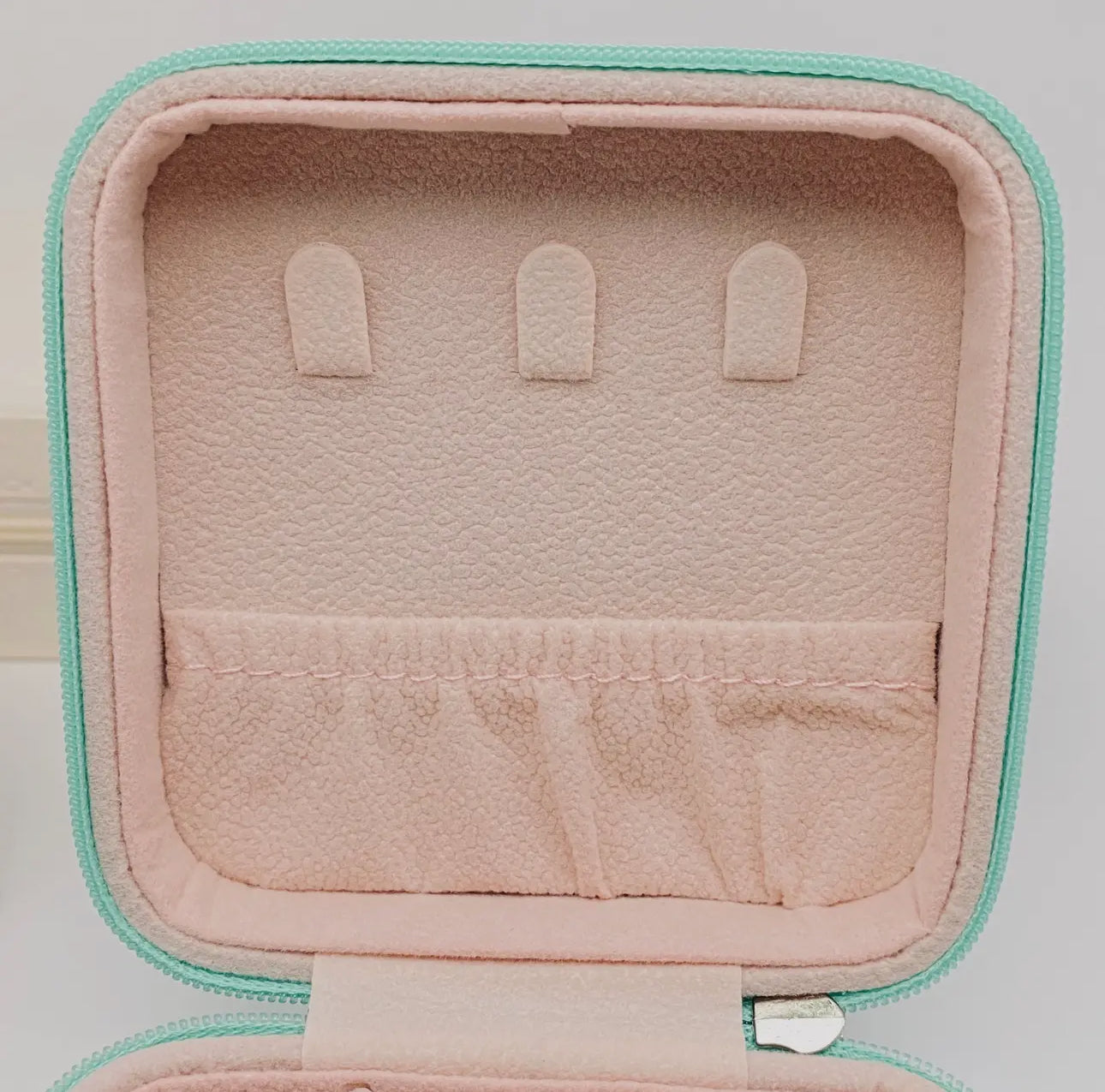 Traveling jewelry case