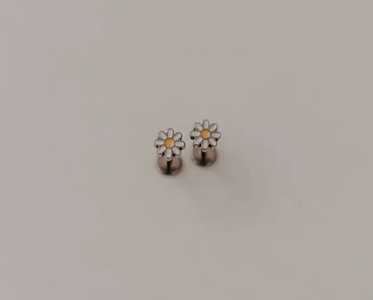 Daisy flatback studs