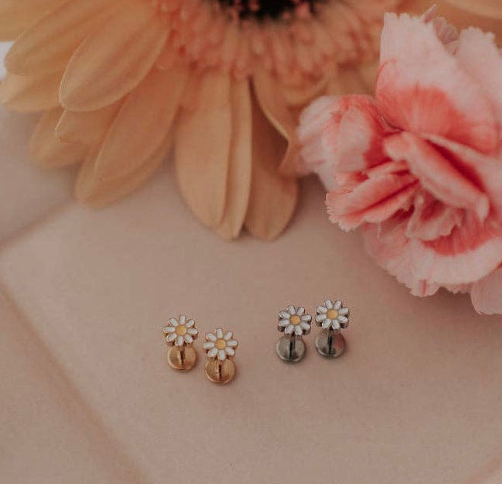 Daisy flatback studs