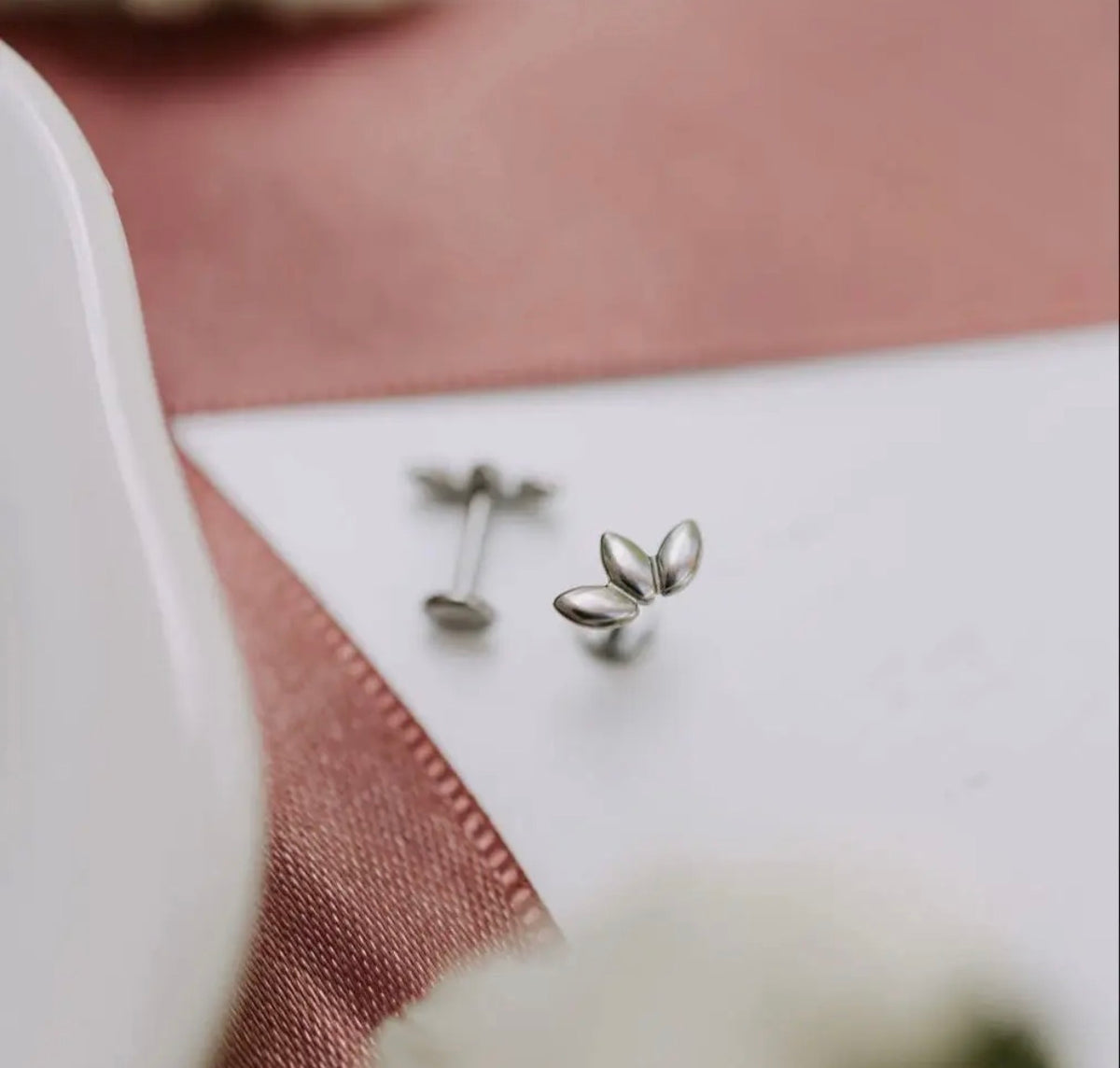 Lotus flat back studs