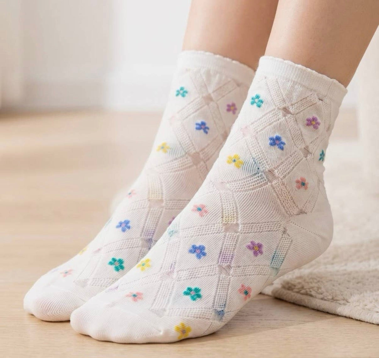 White flower print socks