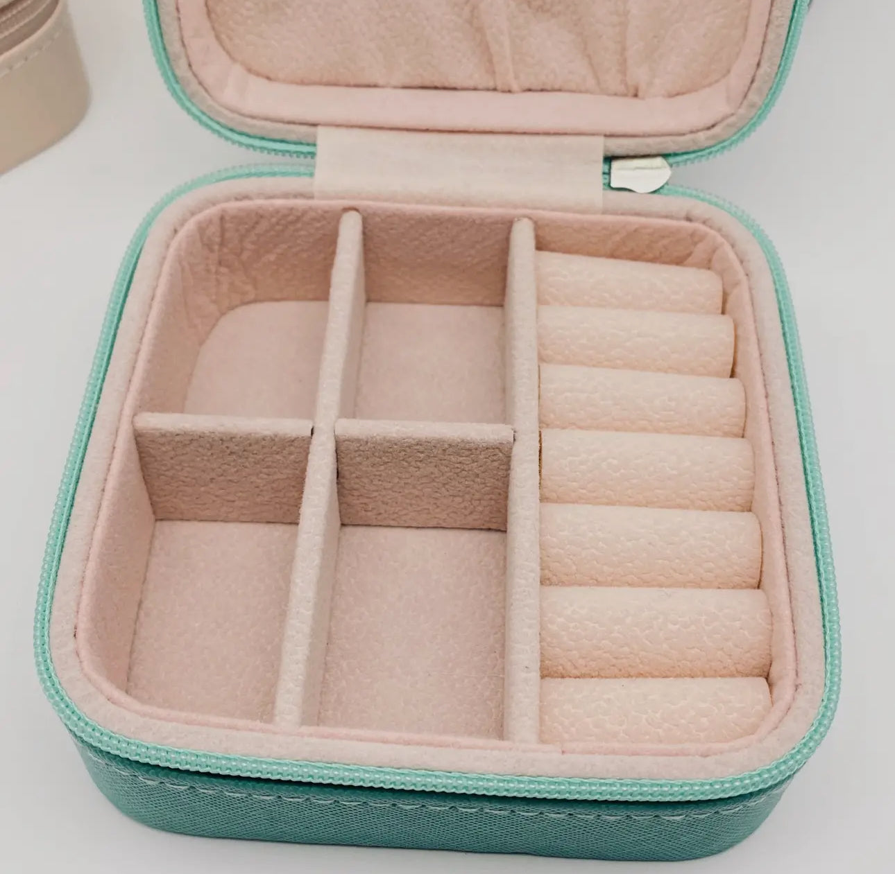 Traveling jewelry case