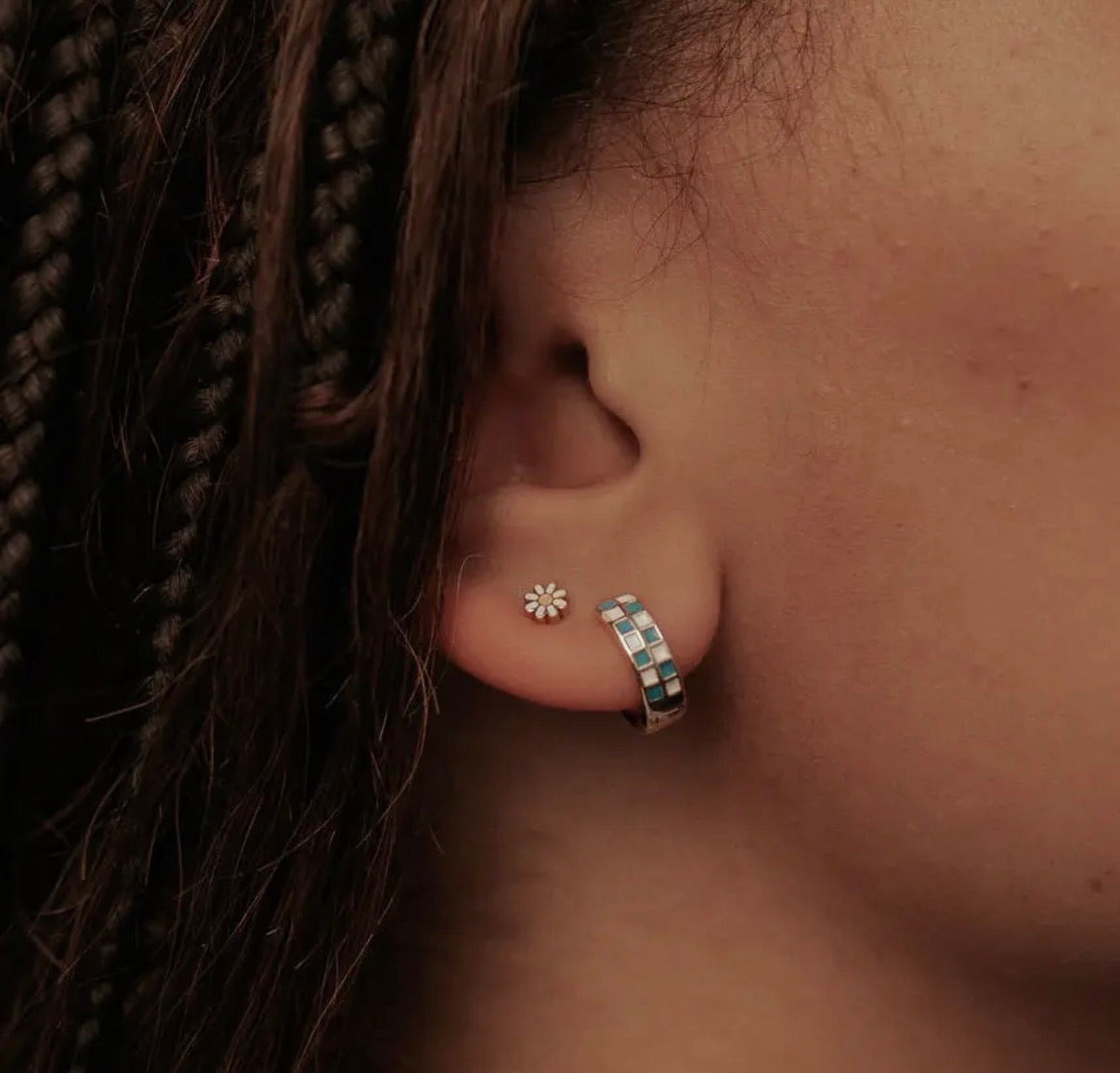 Daisy flatback studs