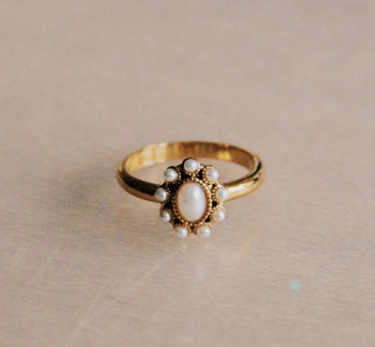 Vintage ring with pearl stones