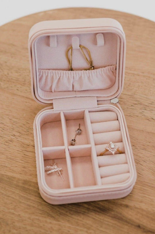 Traveling jewelry case