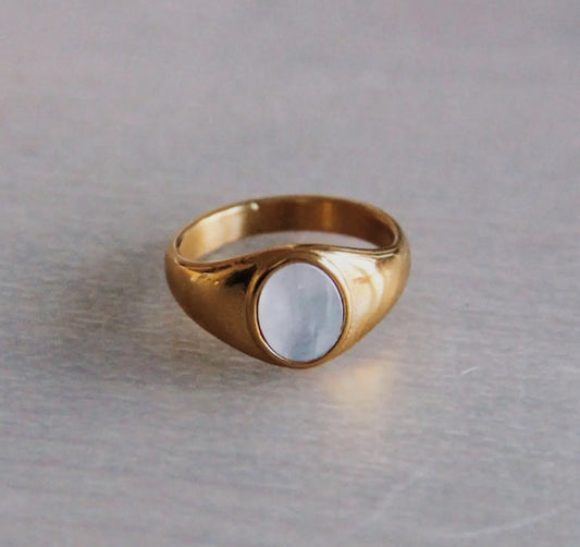 Oval pearl stone gold ring