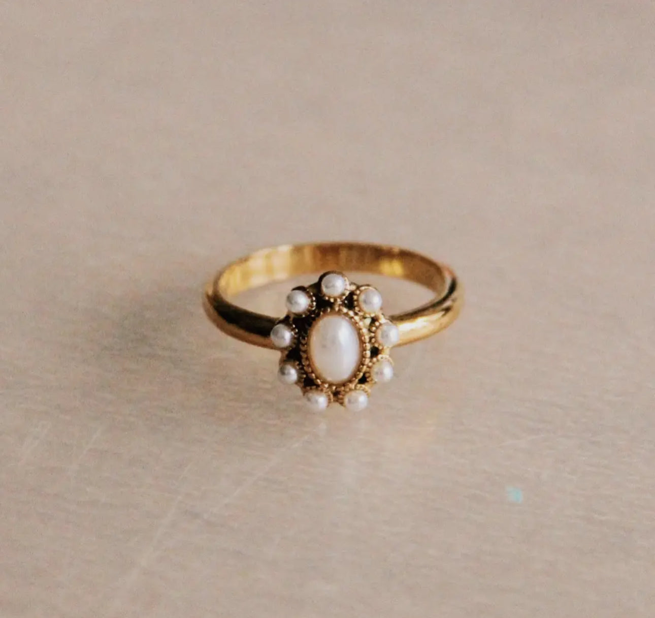 Vintage ring with pearl stones