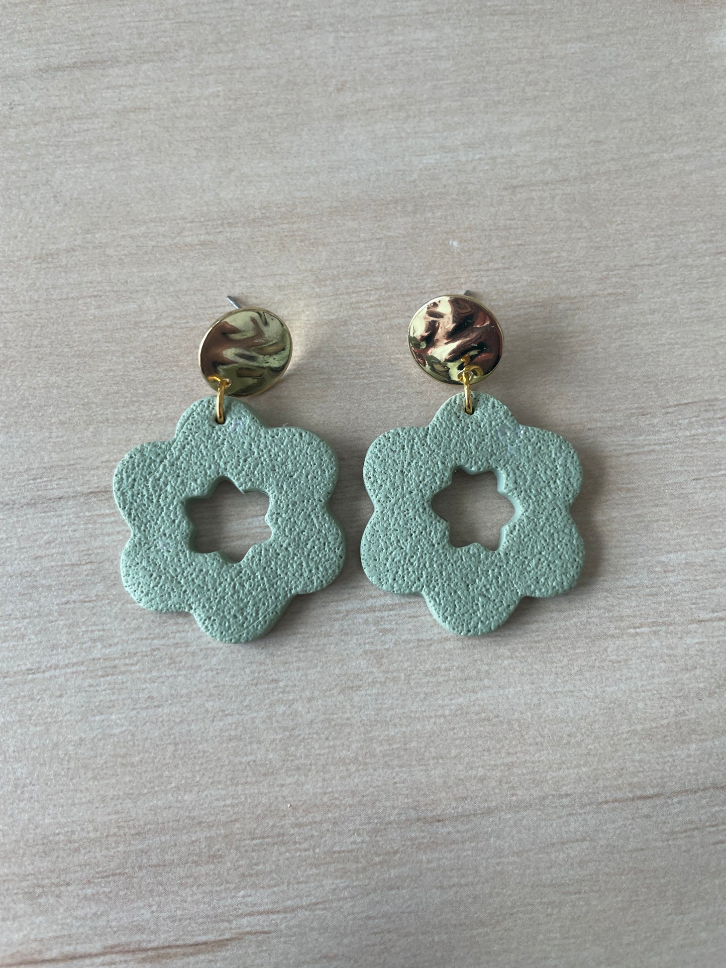 Flower dangle earrings